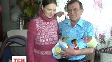 19-летняя девушка родила малыша от 57-летнего любовника