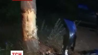 Под Киевом неуправляемое авто влетело в остановку с людьми
