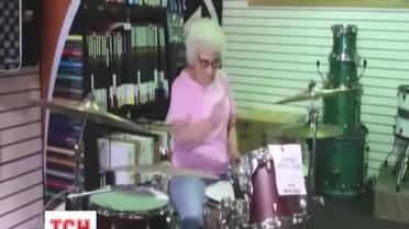 63-летняя женщина сыграла на барабанах и стала звездой YouTube