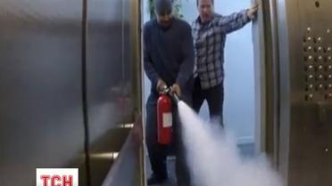 Американцы шутки ради инсценировали убийство в лифте