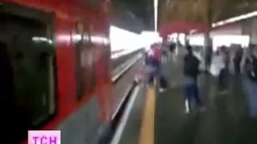 Бразильянка прыгнула за телефоном на колею и едва не погибла