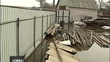 В Жулянах люди откачивают воду со своих дворов и домов