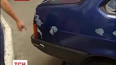 В Броварах полтора десятка авто облили неизвестной жидкостью