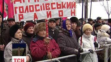 В Киеве запустили три огромных шара с требованием отставки Кабмина