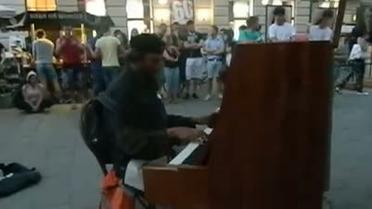 Во Львове бездомный устроил импровизированный концерт