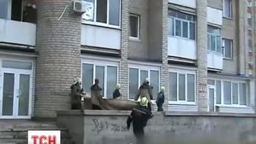 В Запорожье спасли самоубийцу, который угрожал броситься с балкона