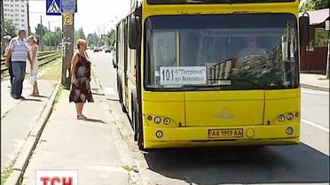 В Киеве женщина, выходя из автобуса, разбила голову