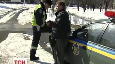 Киевляне гонят из своих дворов грузовики со снегом, которые приезжают, чтобы разгрузиться