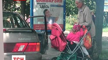 Старейшую маму Украины застали за попрошайничеством