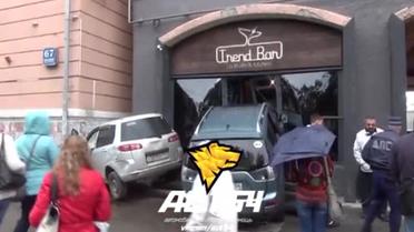 Женщина влетела в бар на джипе, заговорившись по телефону