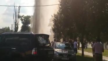 В Киеве возник многометровый гейзер из-за прорыва трубы
