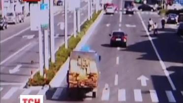 В Китае чудом спасли женщину, пострадавшую в аварии