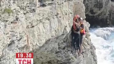 Двух подростков вытащили бурлящего моря в Крыму