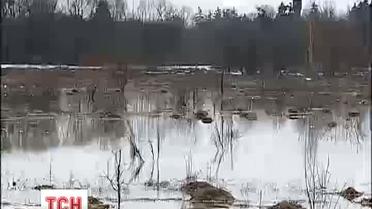 В селе Подгорцы под Киевом несколько сотен домов заливает водой