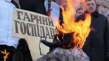 Оппозиция сожгла снеговика похожего на Попова