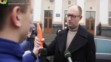Яценюк пригрозил засунуть Дурневу морковку в «ж ** у»