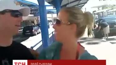 В датском аэропорта Ольборг влюбленным ограничили время для прощания