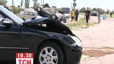 На Запоріжжі після зіткнення автівка пролетіла більше 20 метрів