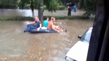В Луцке после дождя горожане передвигались на лодках 