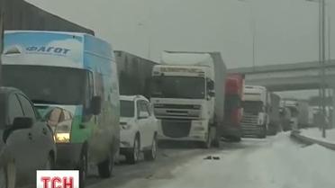 К лету под Киевом сделают парковки для фур