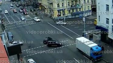У центрі Києва Porsche Cayenne врізався у легковик