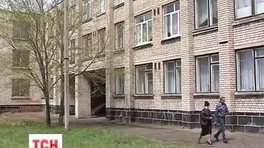 В Алчевске девятиклассник выпрыгнул из окна школы