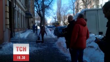 Мужчина сбивал сосульки с помощью пневматической винтовки