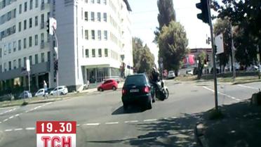 Легковик хотів проскочити на червоне світло і збив мотоцикл