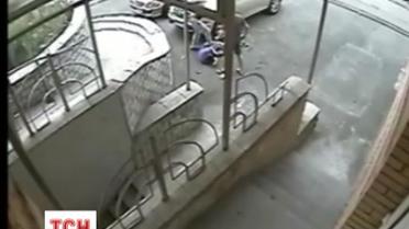 У Києві серед білого дня перед камерами спостереження вбили хлопця