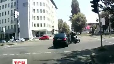 В Киеве автомобиль устроил аварию с мотоциклом
