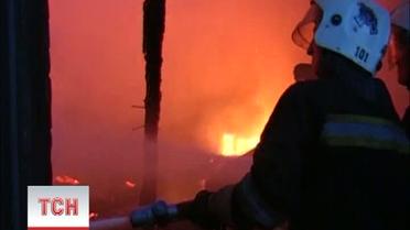 В Полтаве почти пять часов тушили склад секонд-хенда