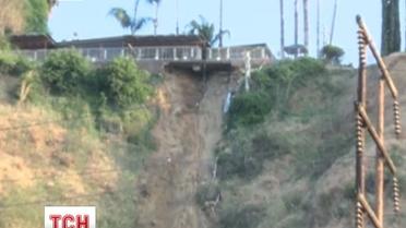 У Каліфорнії будинок після зсуву повис над прірвою