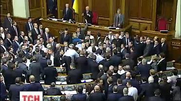 В разблокированной Раде сегодня дрались свободовцы и регионалы