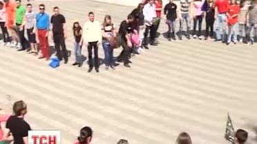 Найбільший флеш-моб у формі серця одночасно  відбувся у 26 регіонах України