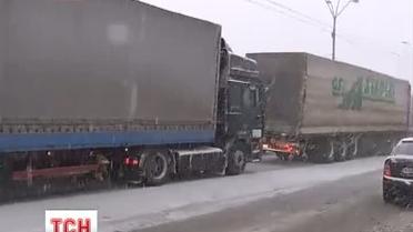 Дороги Киева парализованы настолько, что передвигаться можно только пешком или под землей