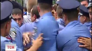 В Киеве штурмовали Святошинский отдел милиции