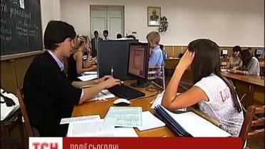 До конца месяца абитуриенты могут подавать документы в вузы