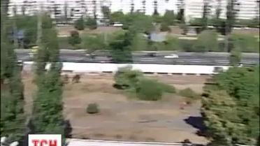 Ребята в "спортивках" захватили сквер на Березняках
