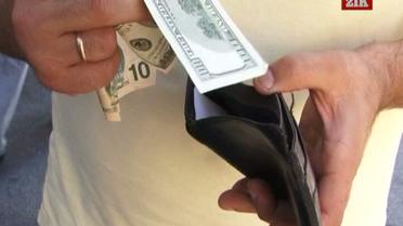 Украинцы продолжают продавать доллары