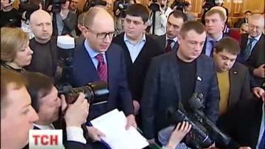 Около 20 депутатов от оппозиции вновь заблокировали трибуну Верховной рады