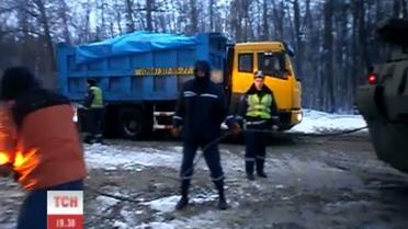 В Киеве появились БТР, которые извлекают авто из сугробов