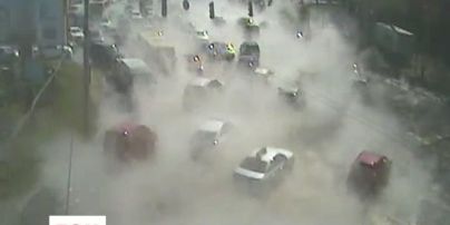 Окріп з труби продірявив величезну яму в дорозі біля мосту Патона