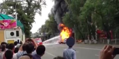 В Алма-Аті вибухнув і загорівся бензовоз