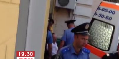 Ректора Мельника доставили в суд на "швидкій" і посадили у візок