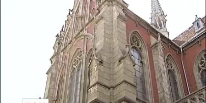 Костел Святого Миколая у Києві тріщить і цвіте грибком