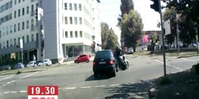 Легковик хотів проскочити на червоне світло і збив мотоцикл