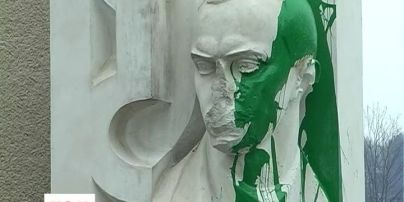 По всій Україні невідомі почали руйнувати пам'ятки архітектури