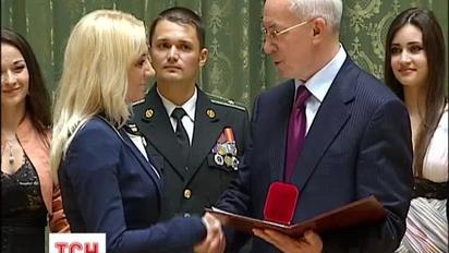 Азаров роздав молоді по 3 тисяч гривень