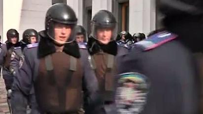 Сотні опозиціонерів заблокували будівлю ВР