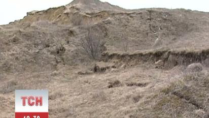 На Тернопільщині гора сповзла прямо на дорогу